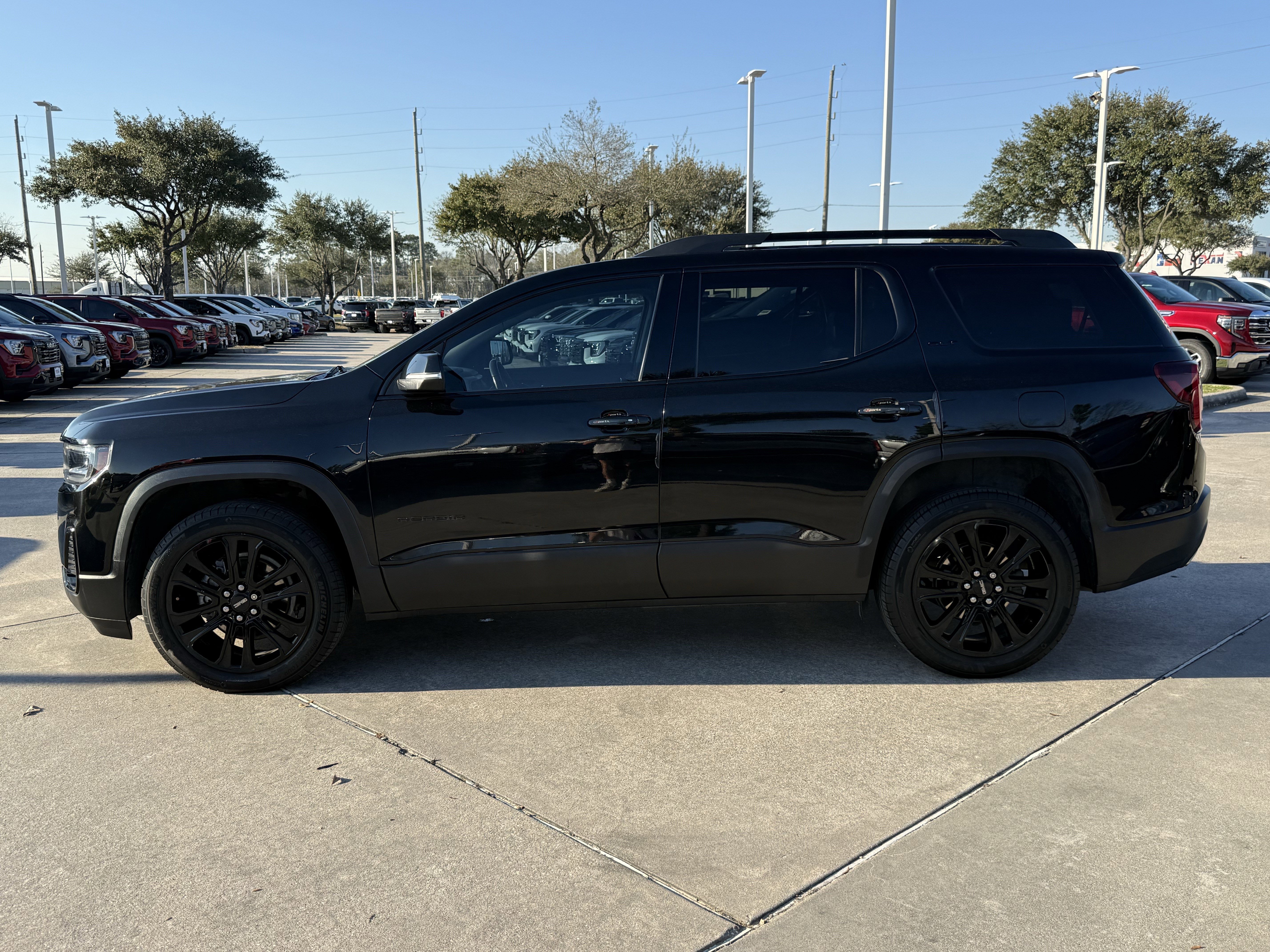 Used 2022 GMC Acadia SLT w/ Elevation Edition image 8