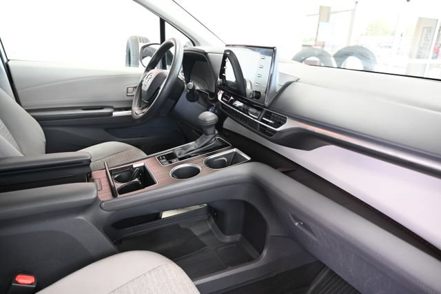 Used 2023 Toyota Sienna LE AWD/4WD image 15