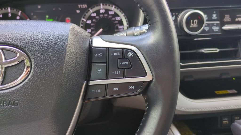 Used 2023 Toyota Highlander XLE image 25