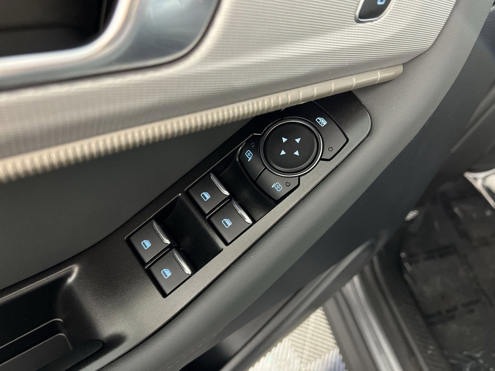 Used 2025 Ford Explorer Active w/ Active Comfort Package image 15