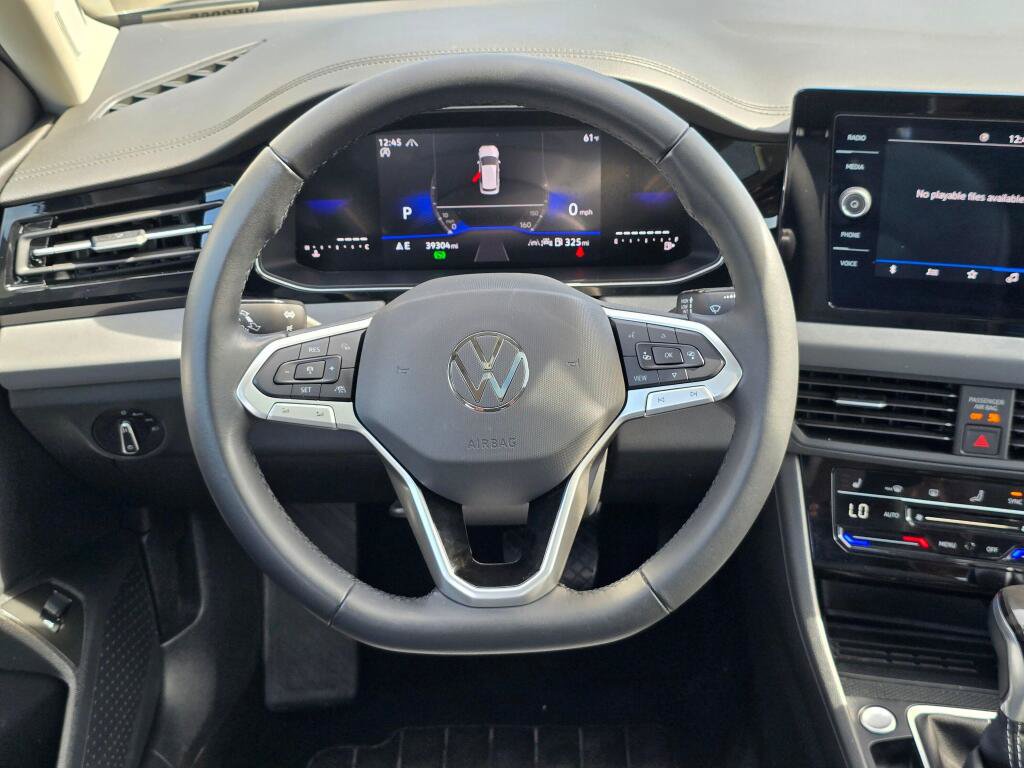 Used 2025 Volkswagen Jetta SE FWD image 19