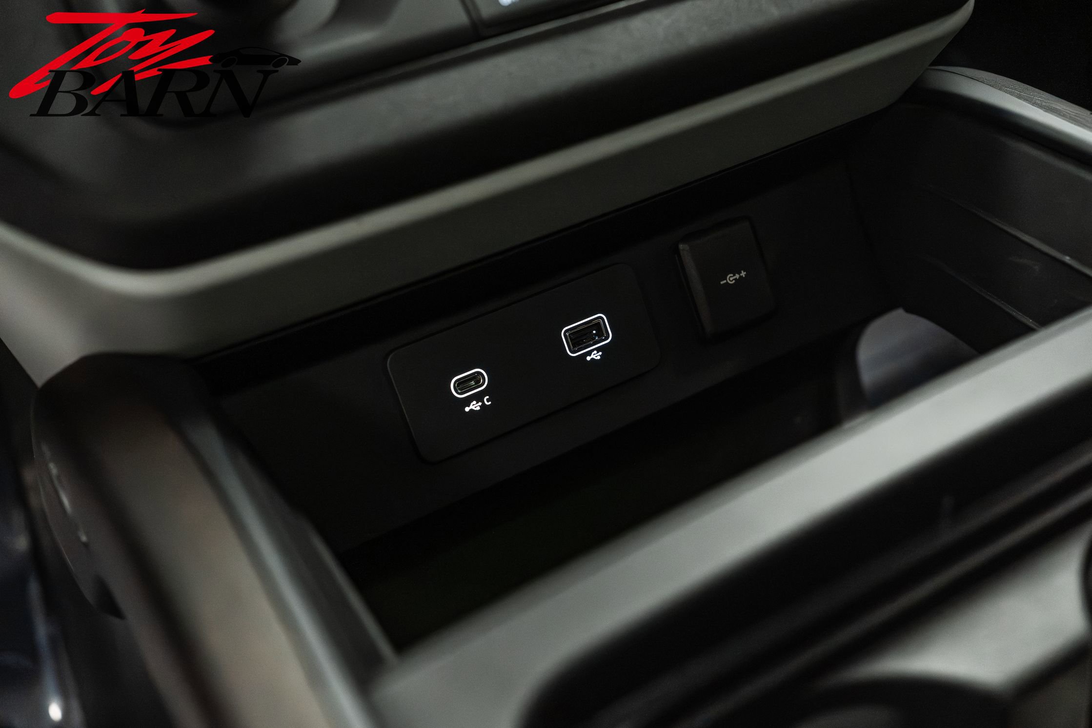 Used 2024 Land Rover Defender 110 SE image 38