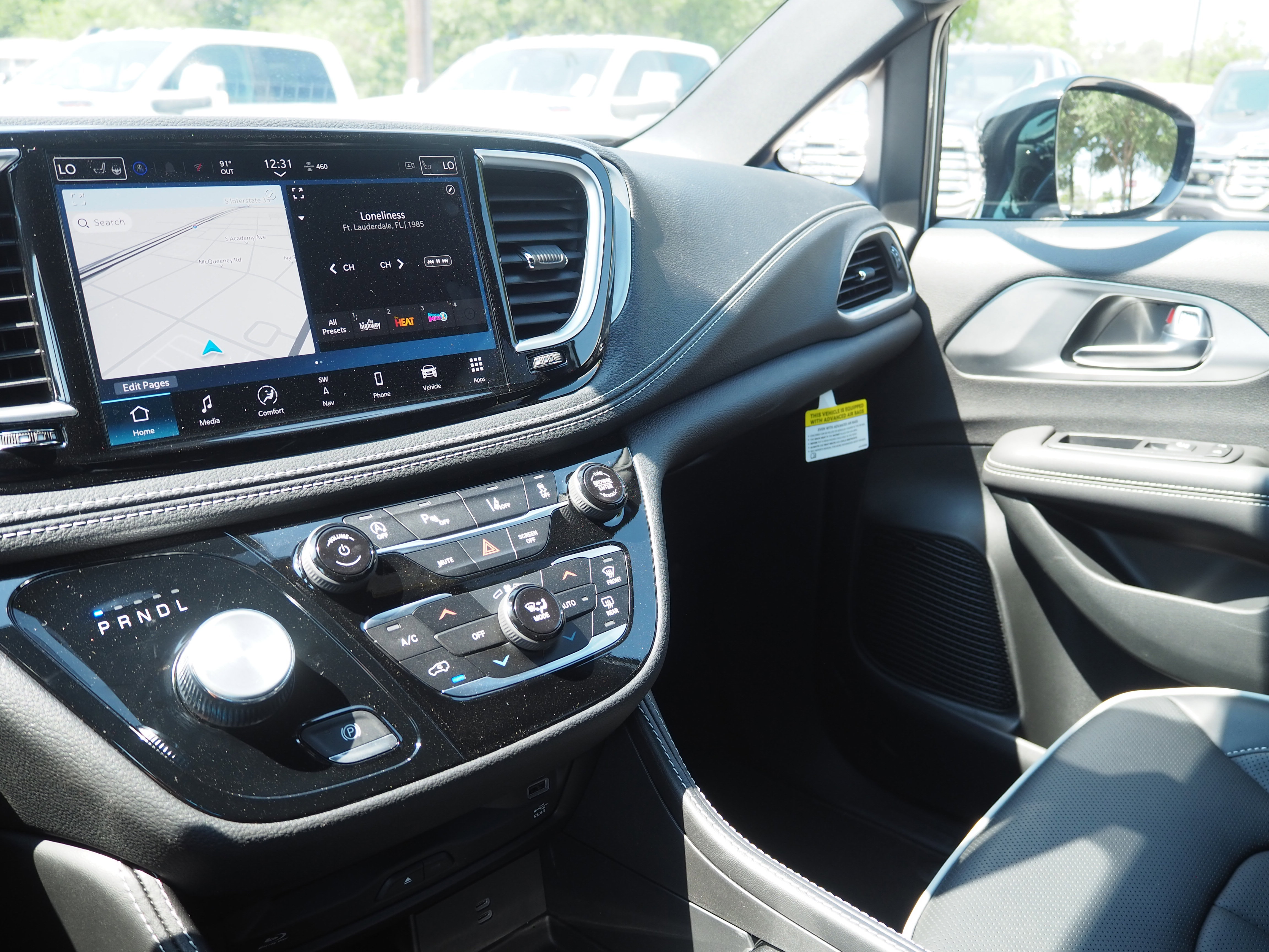 New 2026 Chrysler Pacifica Limited w/ Uconnect Theater Family Group FWD image 18