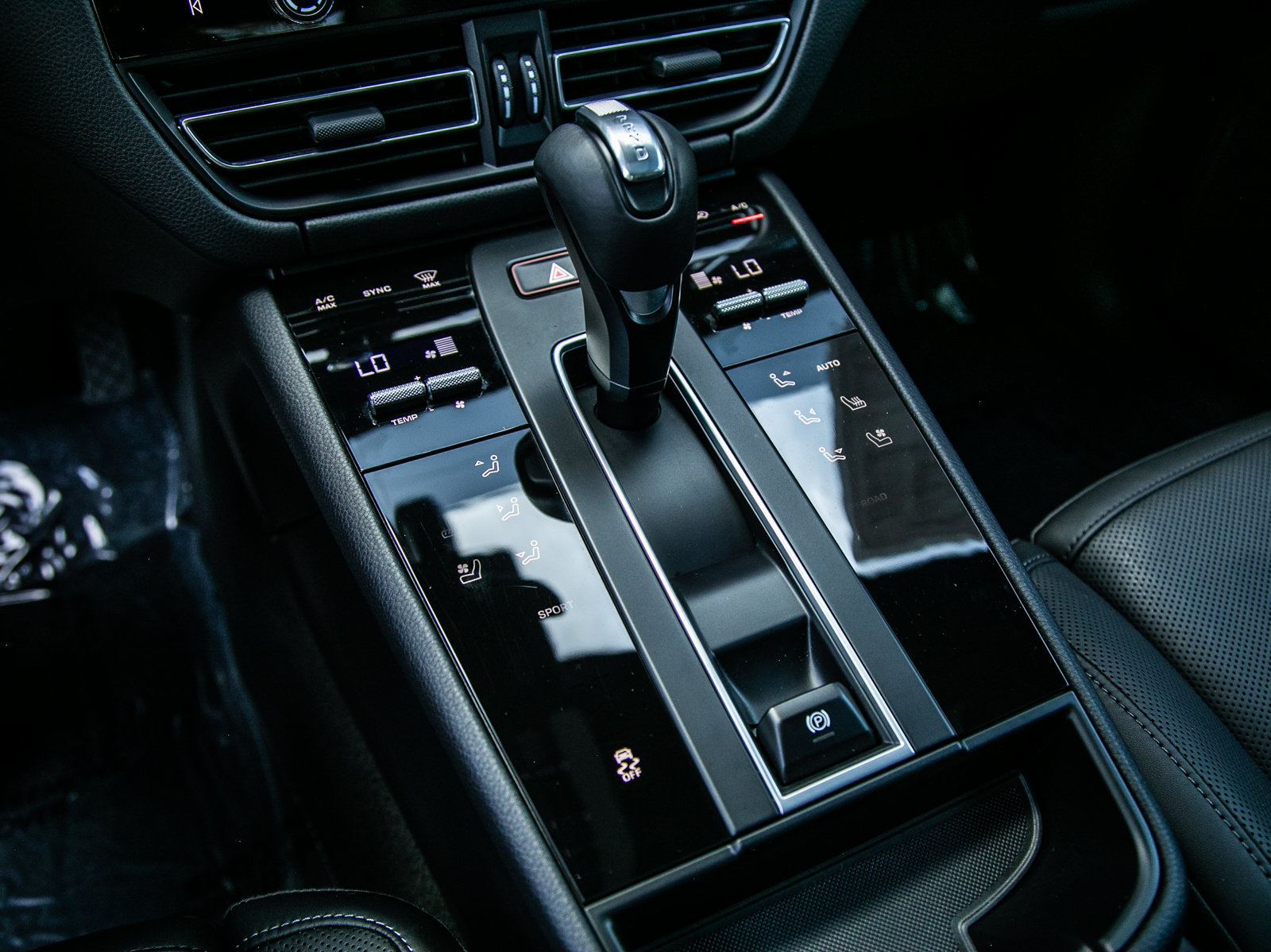 Certified 2026 Porsche Macan AWD/4WD image 16