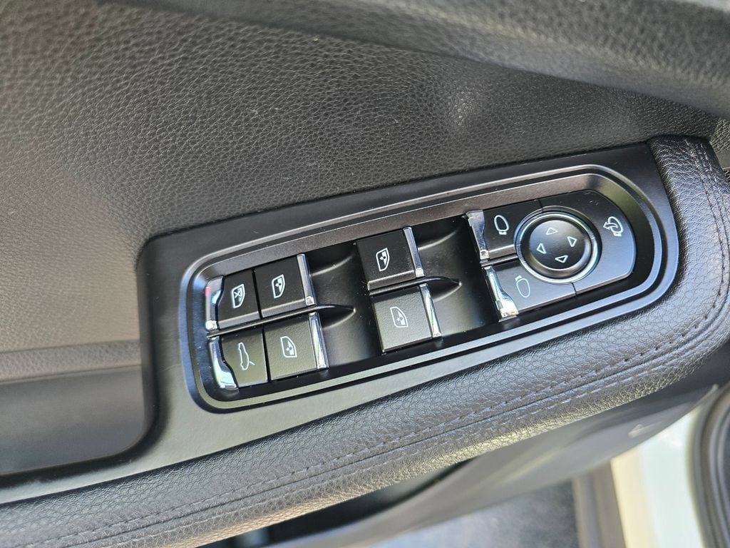 Used 2023 Porsche Macan AWD/4WD image 18