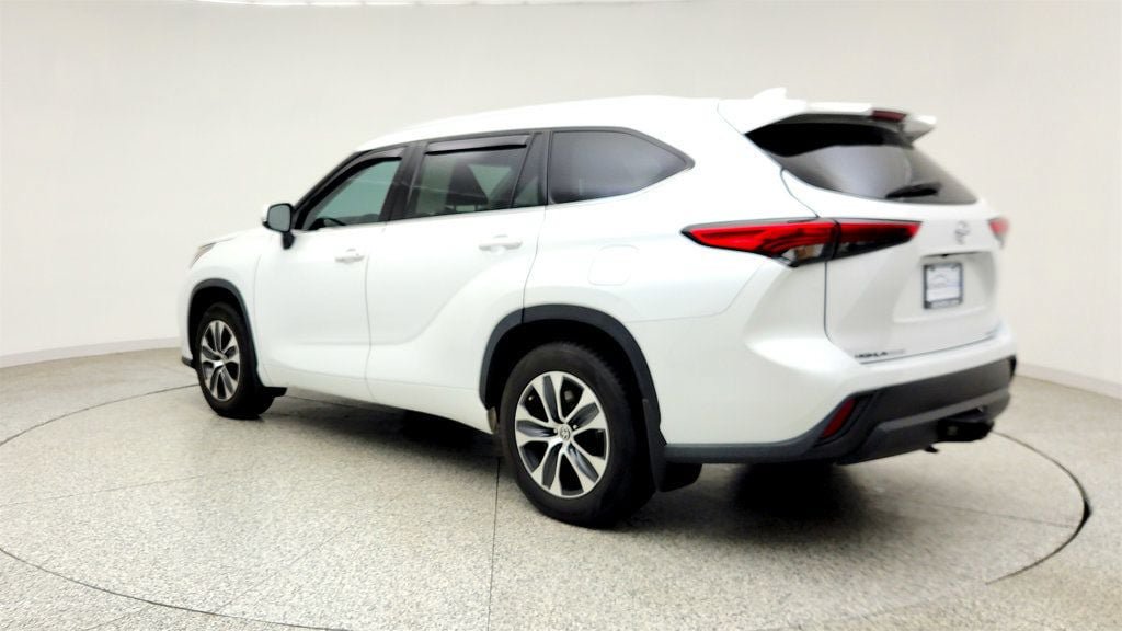 Used 2022 Toyota Highlander XLE AWD/4WD image 7