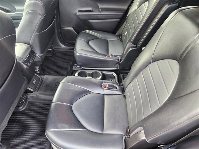 Used 2022 Toyota Highlander XLE image 11