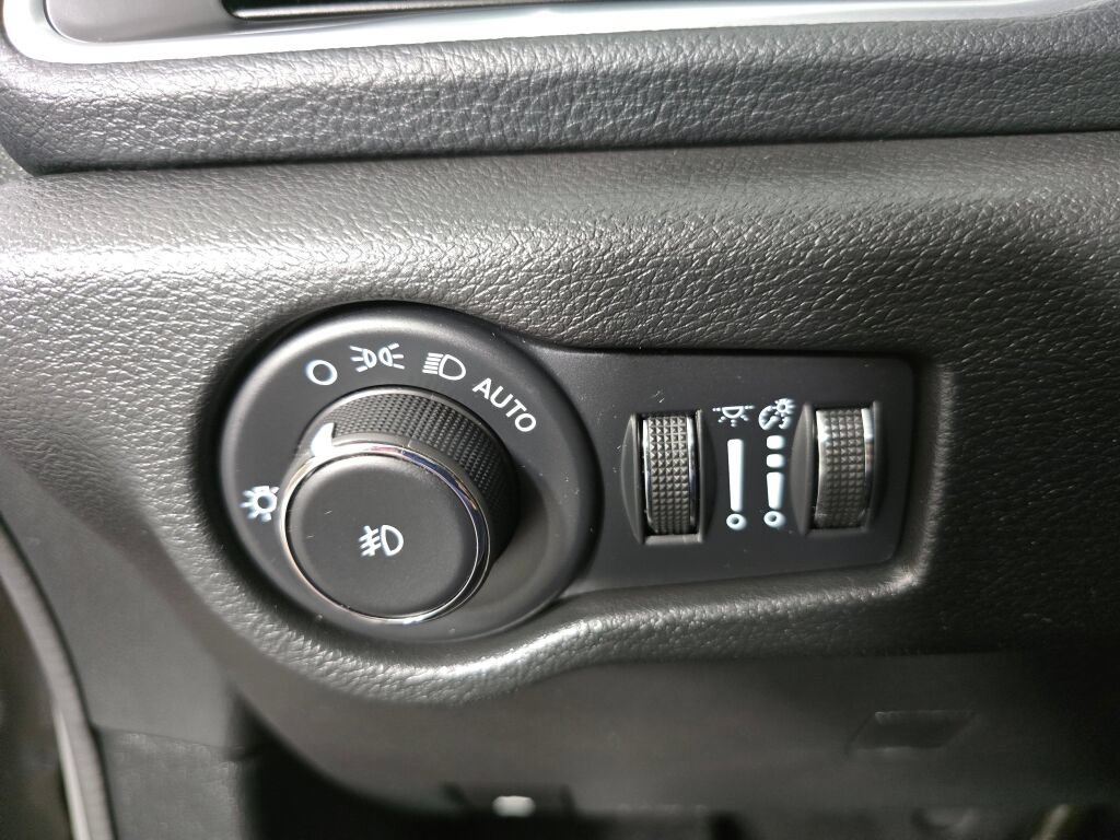 Used 2023 Chrysler Pacifica Limited w/ Uconnect Theater Family Group FWD image 24