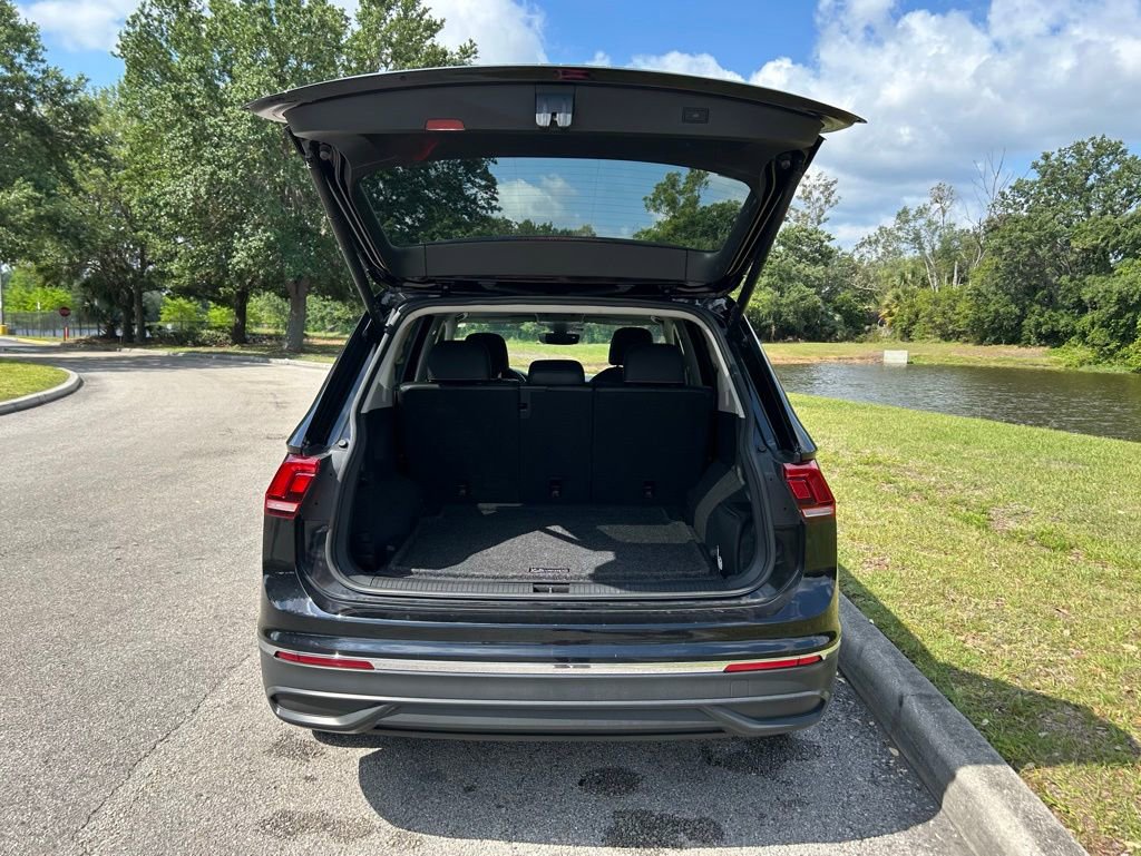 Used 2022 Volkswagen Tiguan SE w/ Panoramic Sunroof Package AWD/4WD image 10