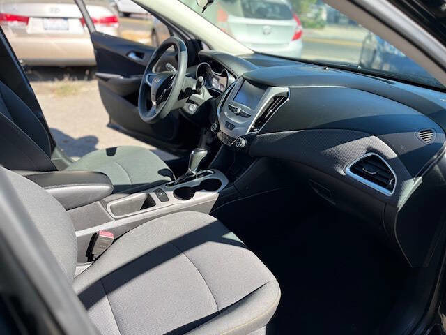 Used 2018 Chevrolet Cruze LS FWD image 11