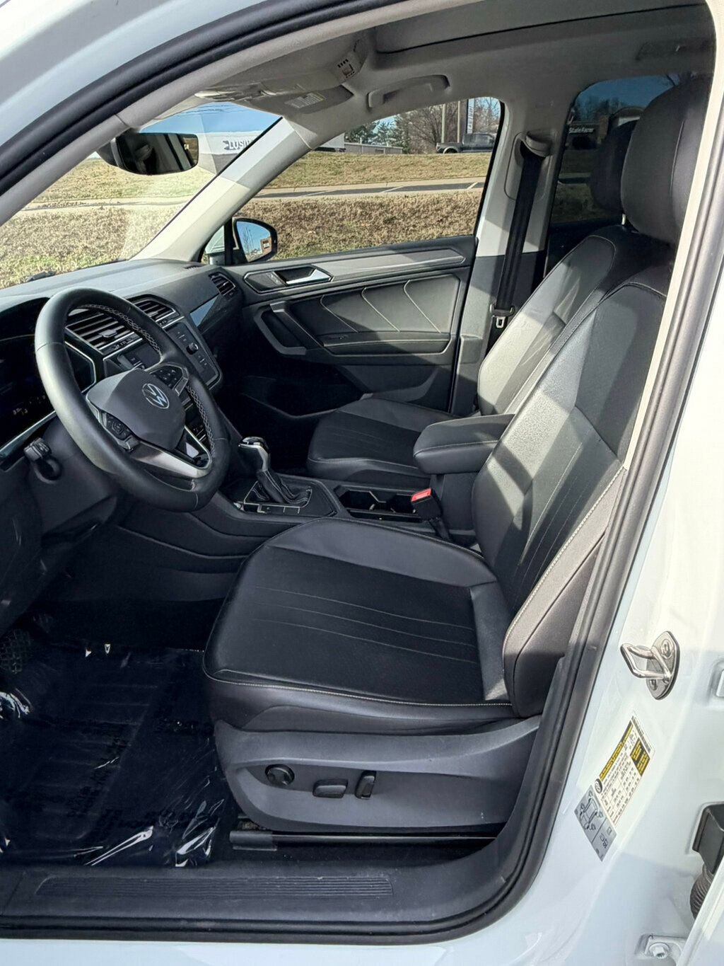 Used 2022 Volkswagen Tiguan SE w/ Panoramic Sunroof Package image 10