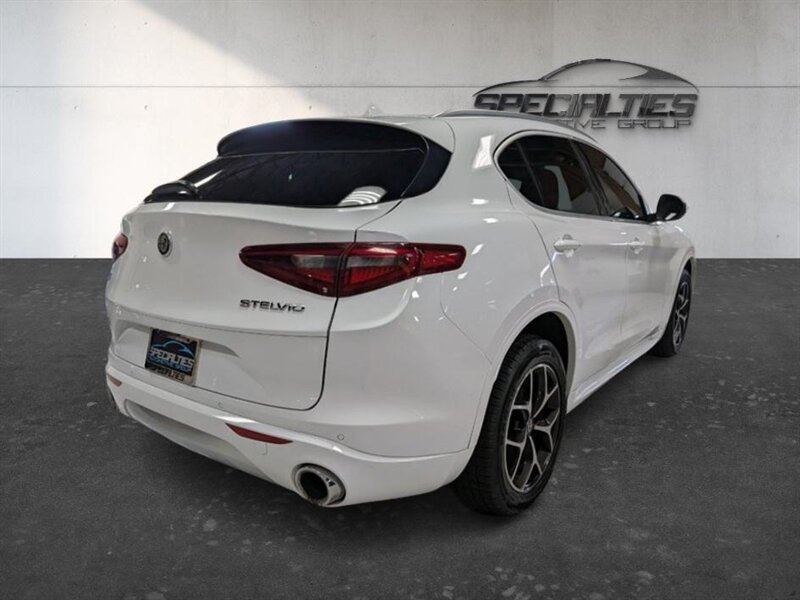 Used 2020 Alfa Romeo Stelvio Ti w/ Active Blind Spot Package AWD/4WD image 10