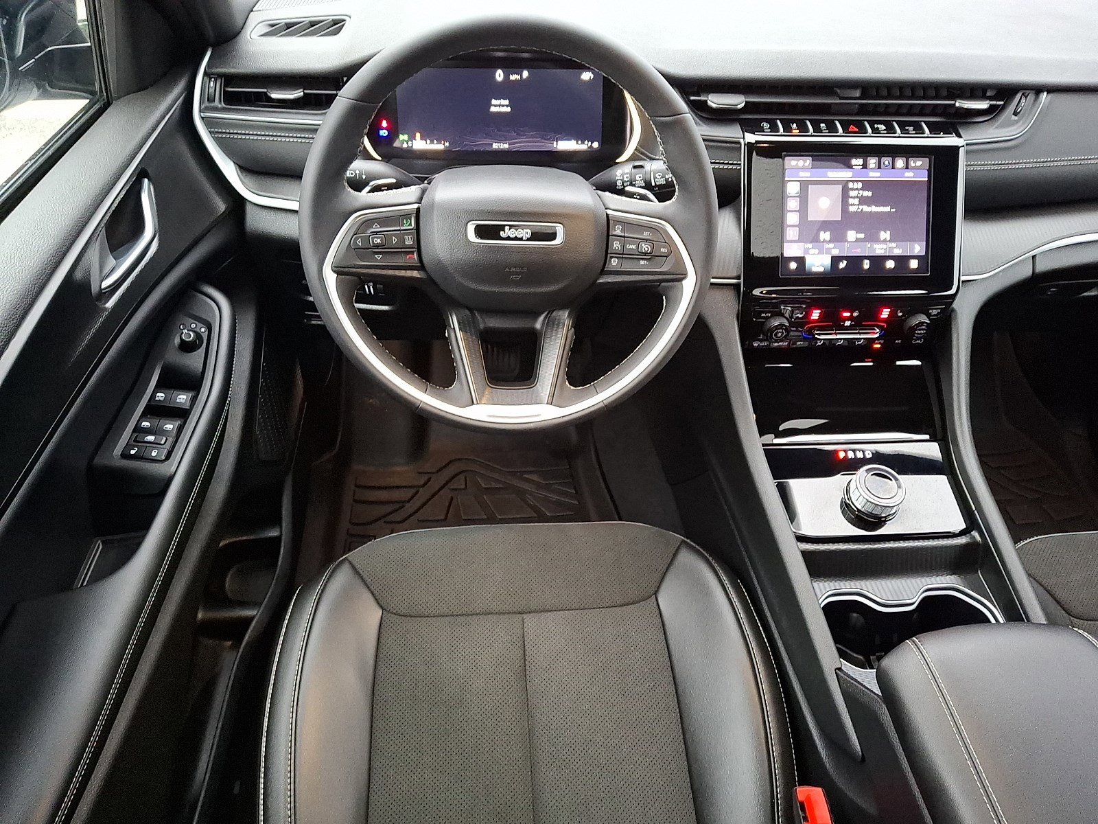 Used 2025 Jeep Grand Cherokee Altitude image 11