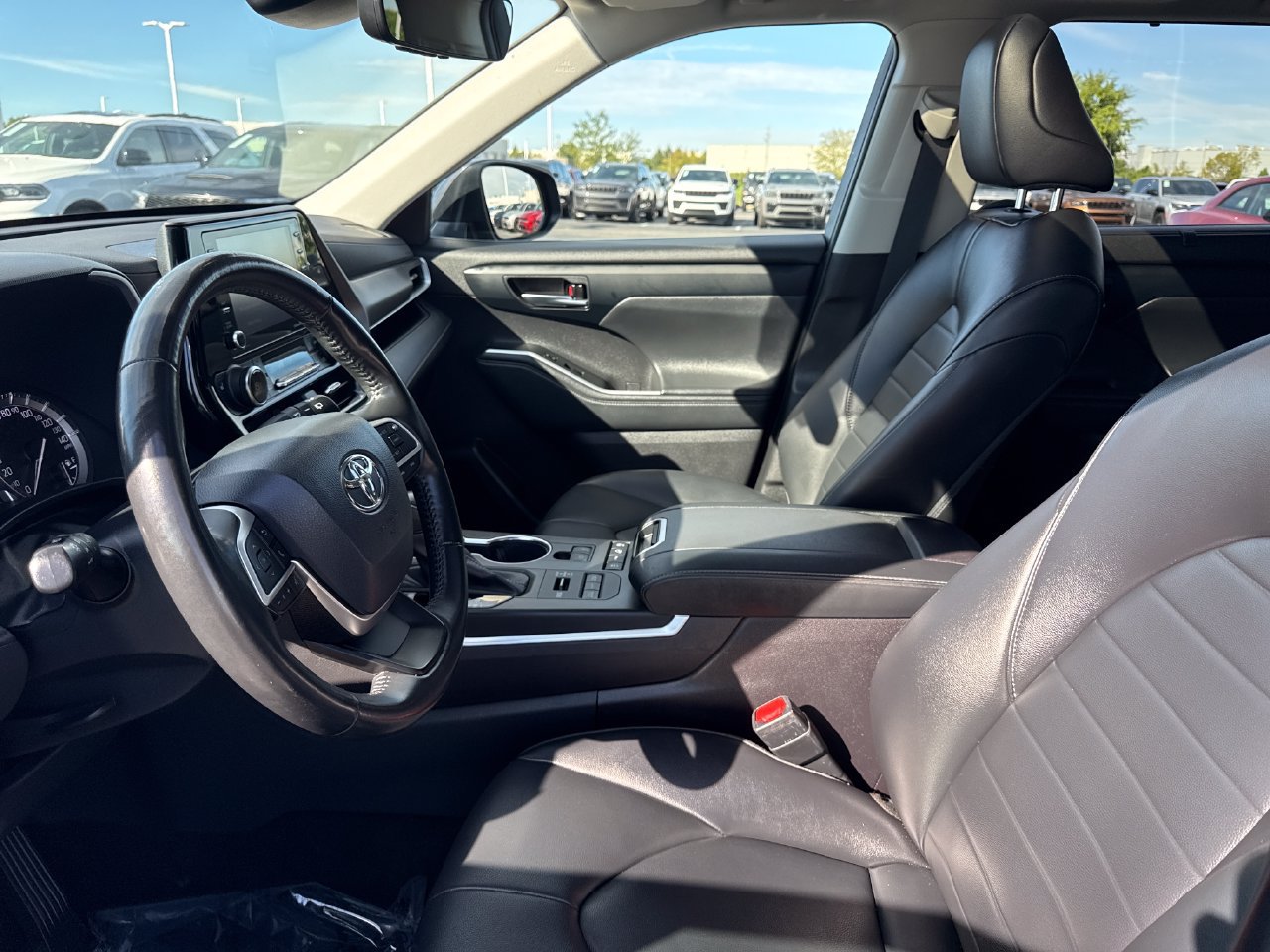 Used 2022 Toyota Highlander XLE AWD/4WD image 11