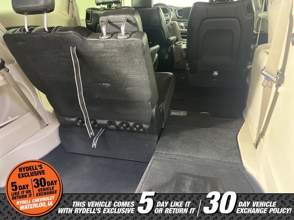Used 2023 Chrysler Pacifica Touring-L image 7