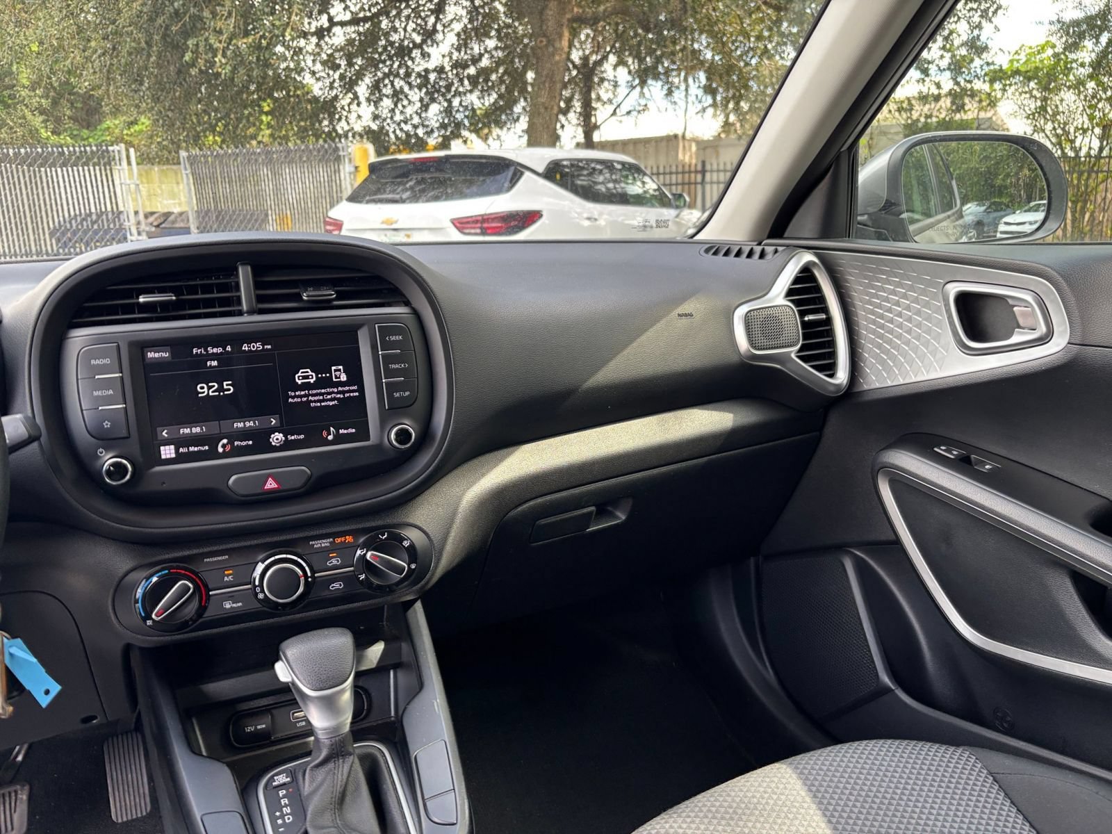 Used 2025 Kia Soul LX w/ LX Technology Package FWD image 32
