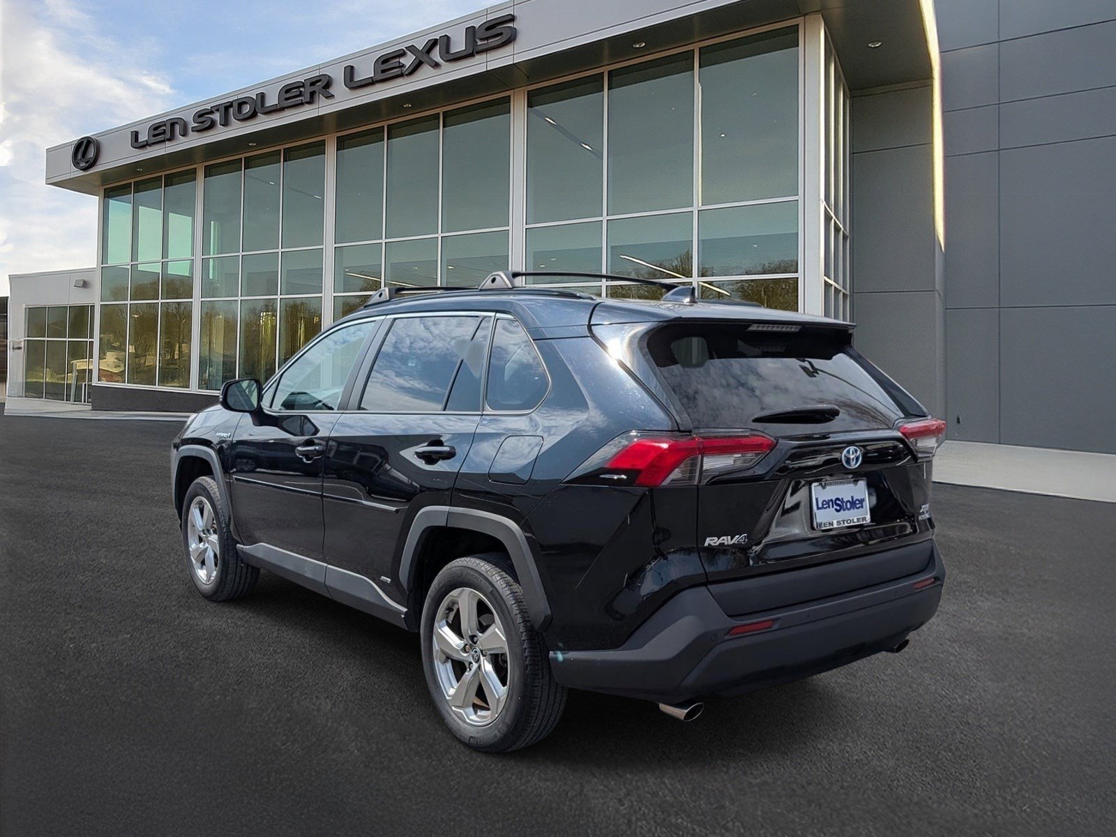Used 2021 Toyota RAV4 XLE Premium image 5