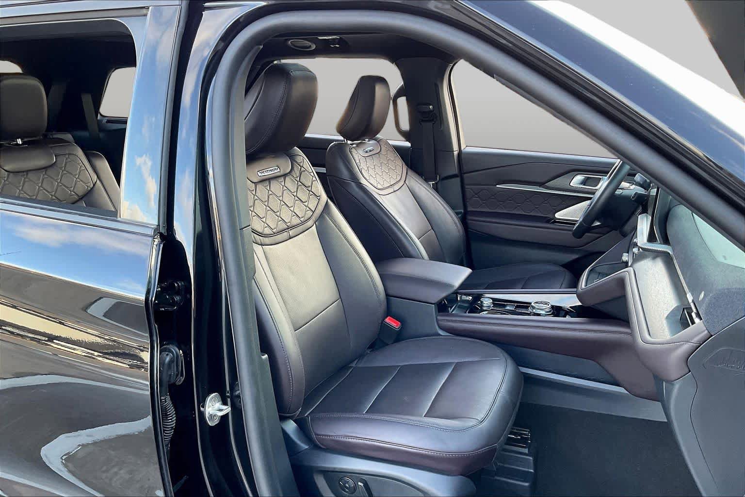 Used 2025 Ford Explorer Platinum w/ LUX Leather Package AWD/4WD image 13