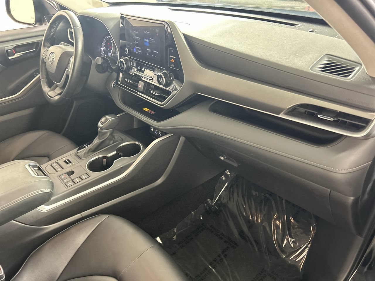 Used 2025 Toyota Highlander XLE AWD/4WD image 28