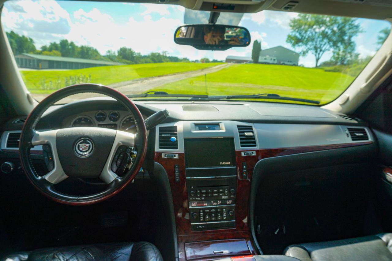 Used 2011 Cadillac Escalade EXT AWD/4WD image 9