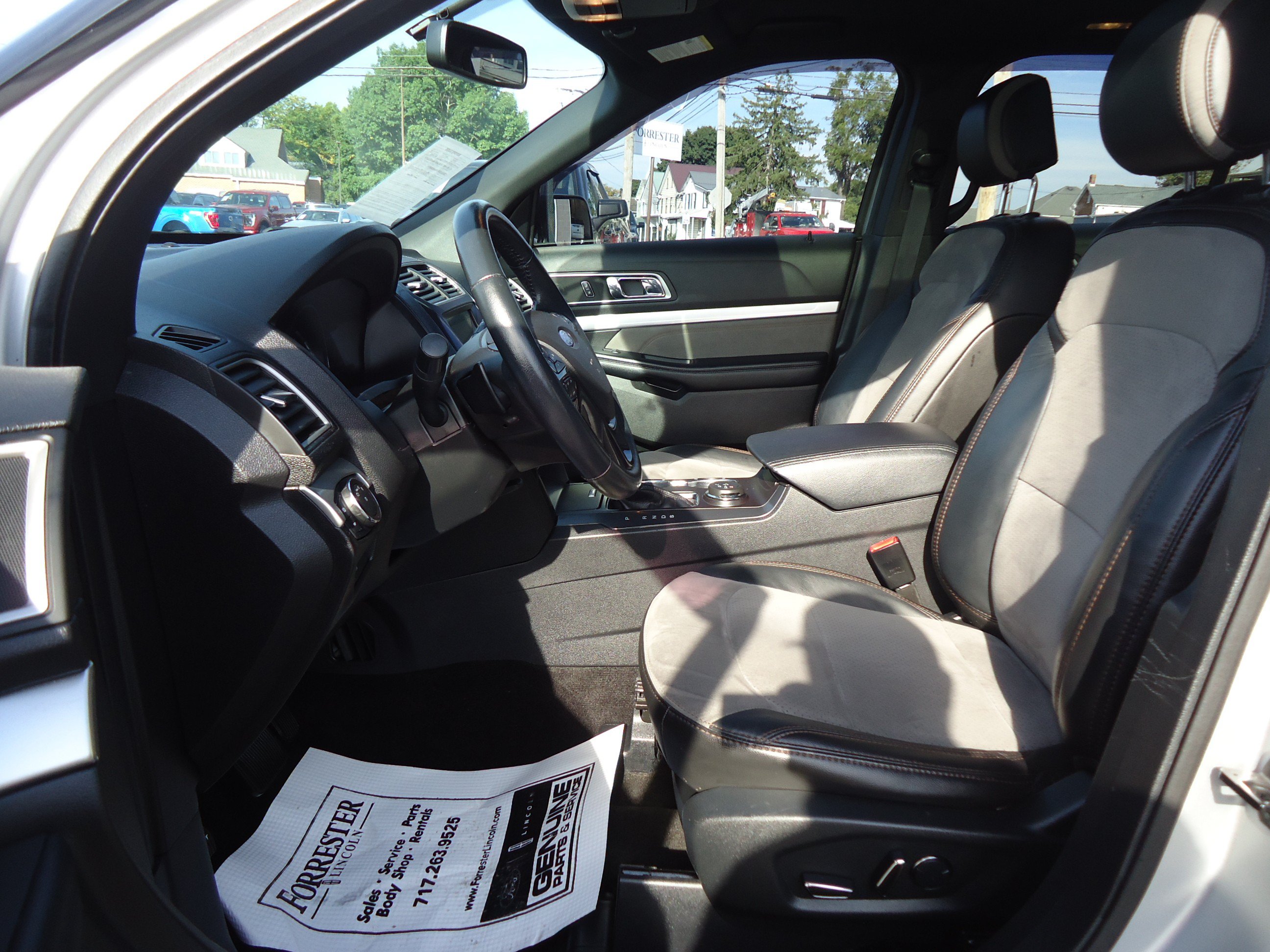 Used 2017 Ford Explorer XLT w/ Equipment Group 202A AWD/4WD image 21