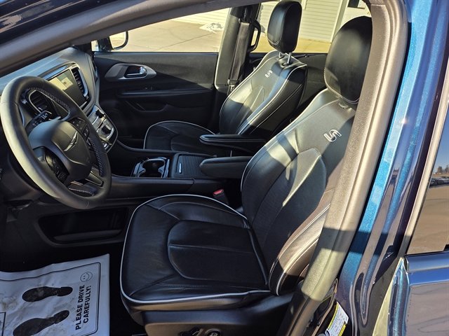 Used 2025 Chrysler Pacifica Limited image 5