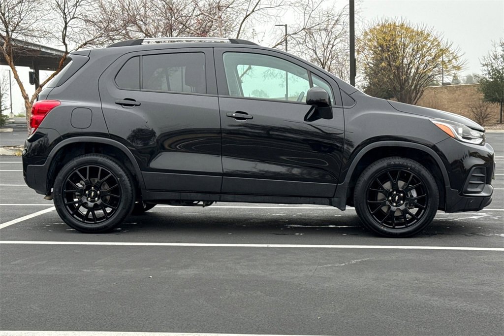Used 2022 Chevrolet Trax LT w/ Midnight Edition image 8