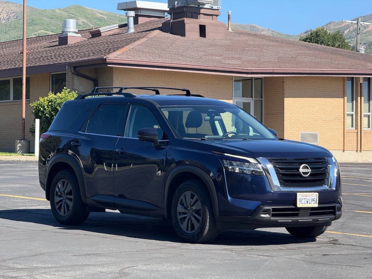 Used 2022 Nissan Pathfinder SV FWD image 3