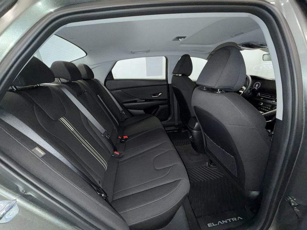 Used 2025 Hyundai Elantra SEL image 9