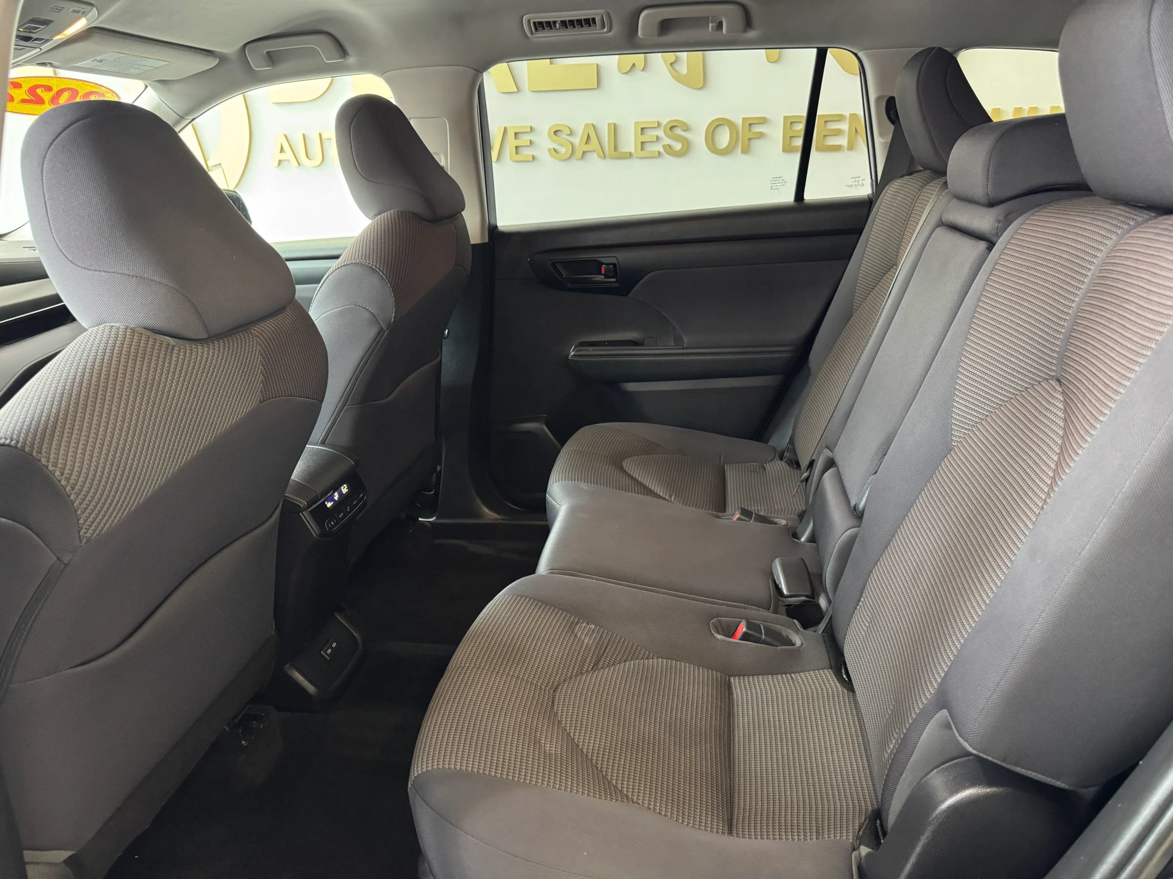 Used 2022 Toyota Highlander L AWD/4WD image 25