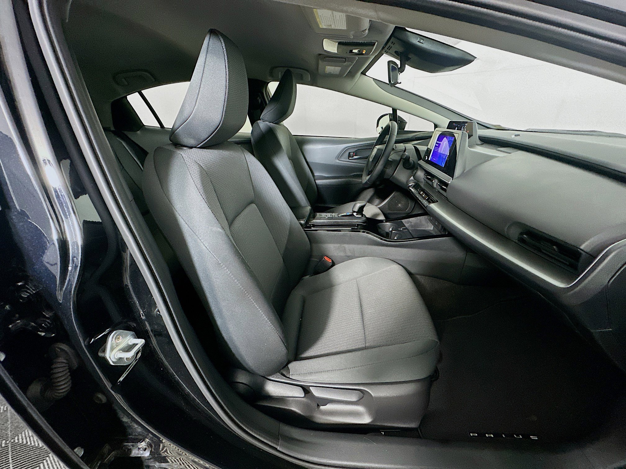 Used 2024 Toyota Prius LE FWD image 30