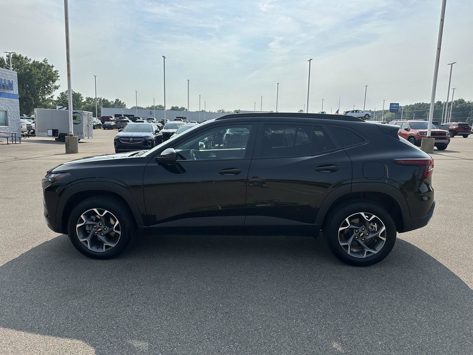 Used 2025 Chevrolet Trax LT FWD image 4