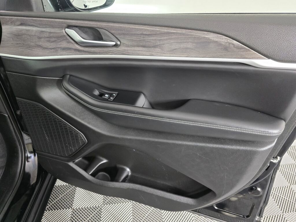 Used 2023 Jeep Grand Cherokee Limited w/ Black Appearance Package image 39