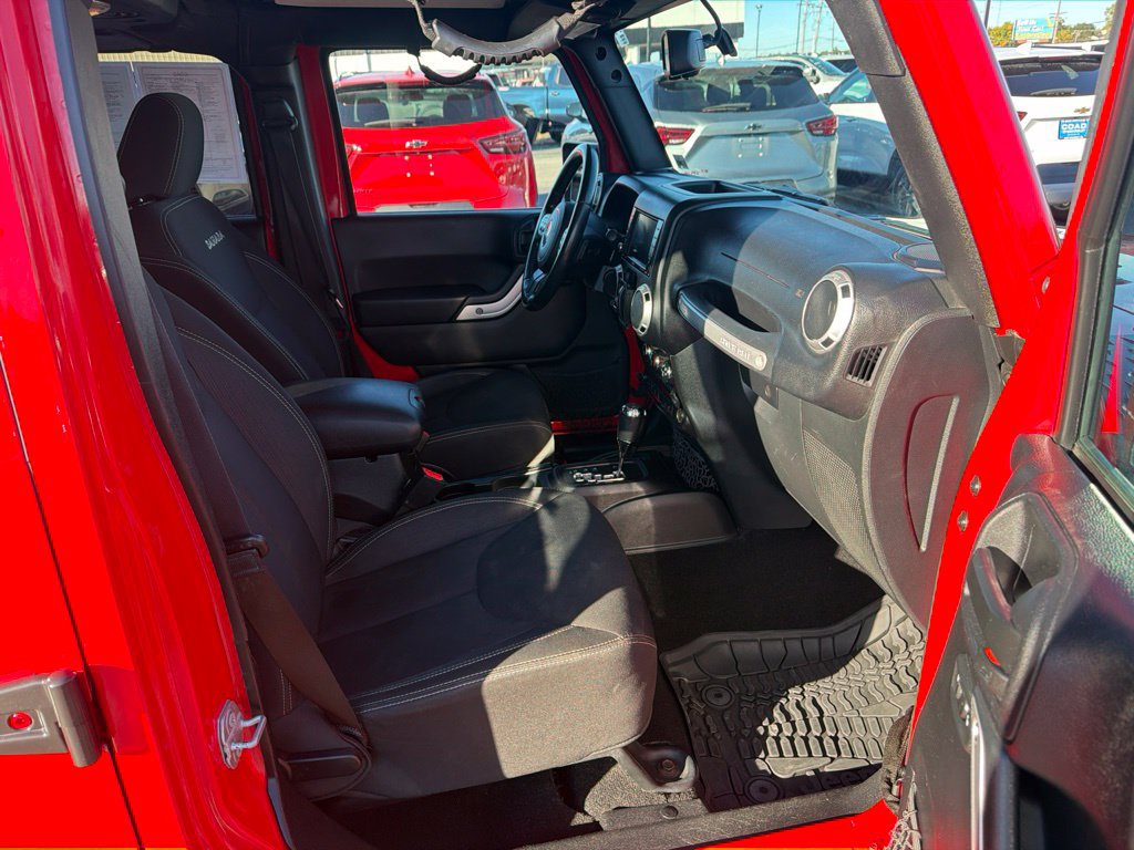 Used 2016 Jeep Wrangler Unlimited Sahara w/ Dual Top Group AWD/4WD image 10