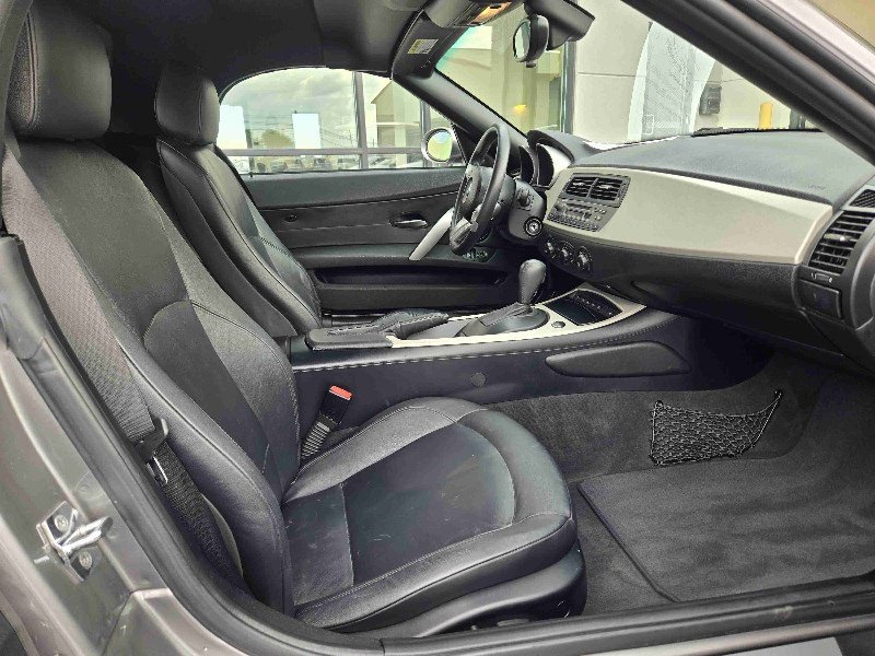 Used 2005 BMW Z4 2.5i image 10