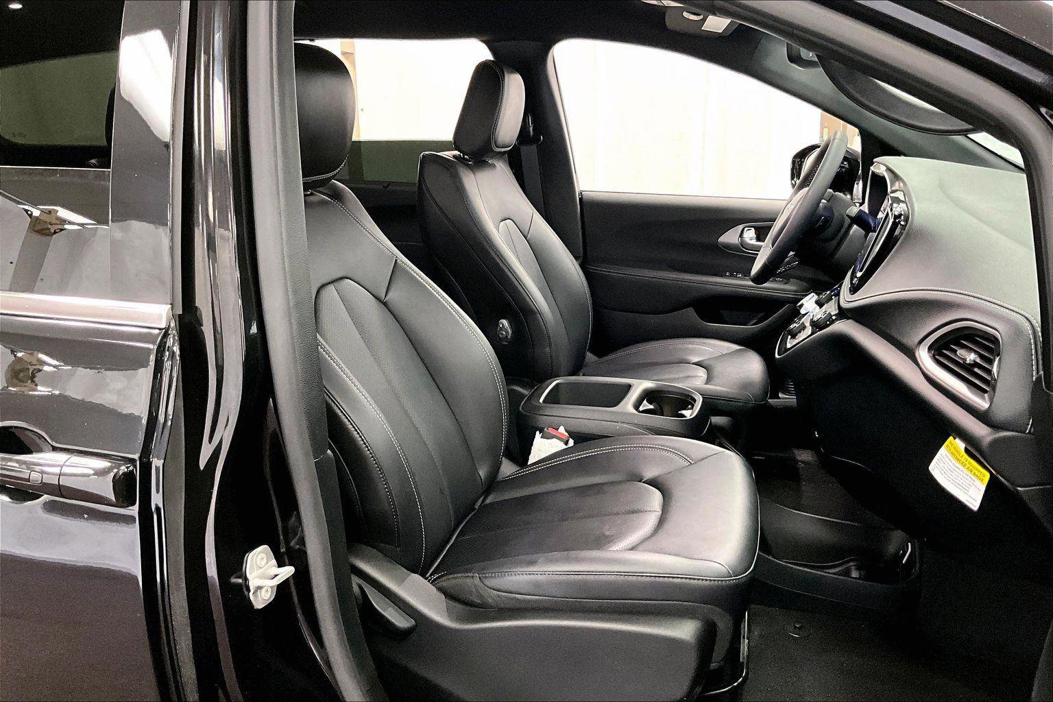 Used 2025 Chrysler Pacifica Select image 7