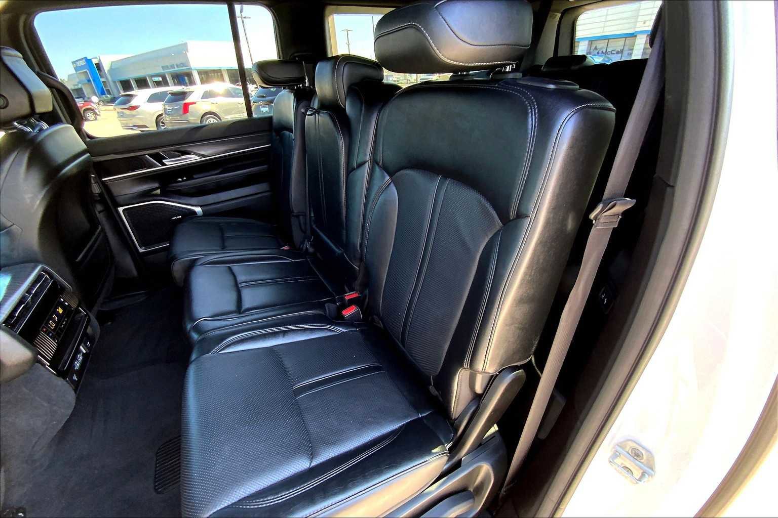 Used 2023 Jeep Wagoneer L Series III w/ Preferred Equipment Group image 19