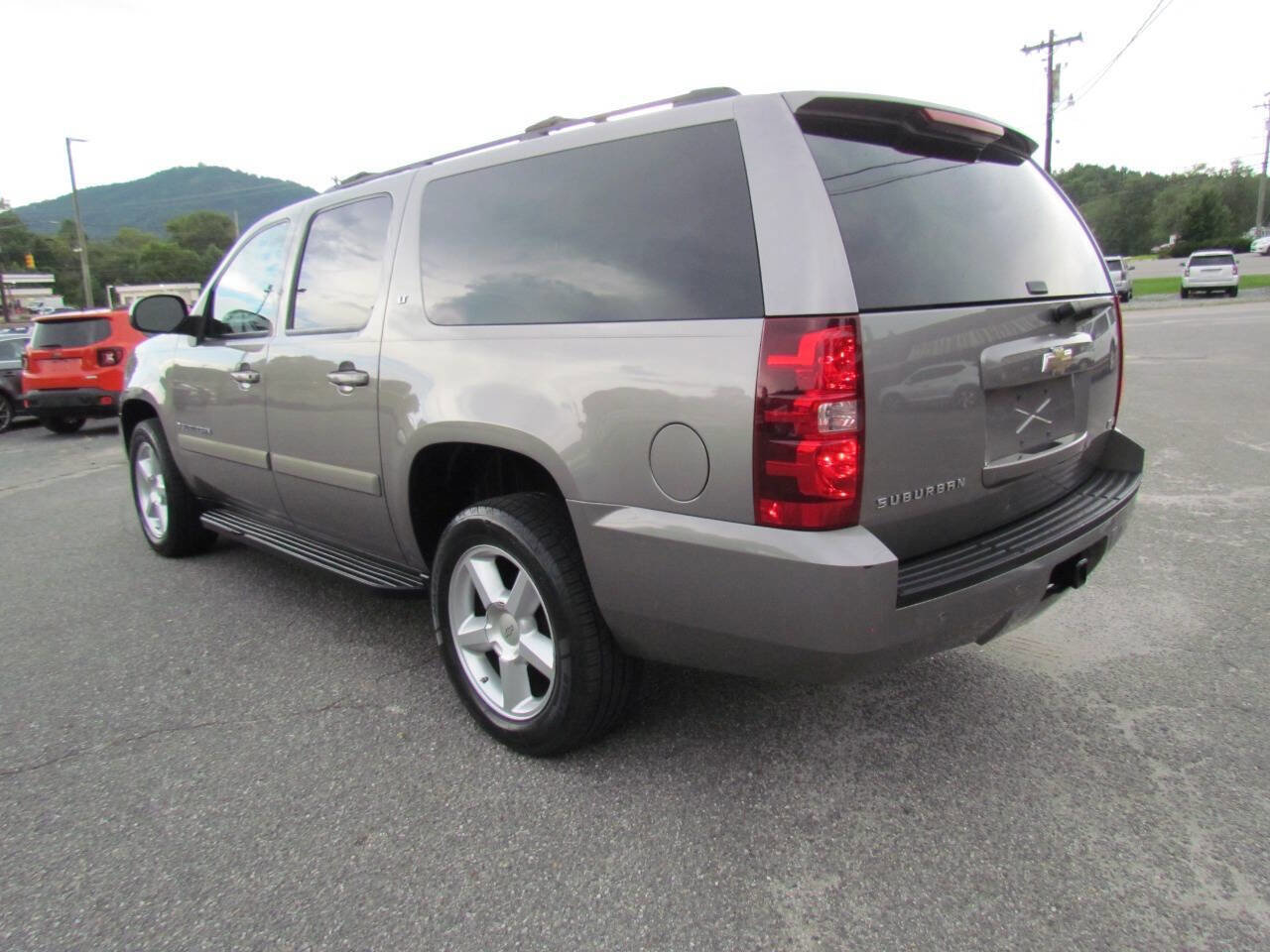 Used 2008 Chevrolet Suburban LT w/ Convenience Package 1 image 5