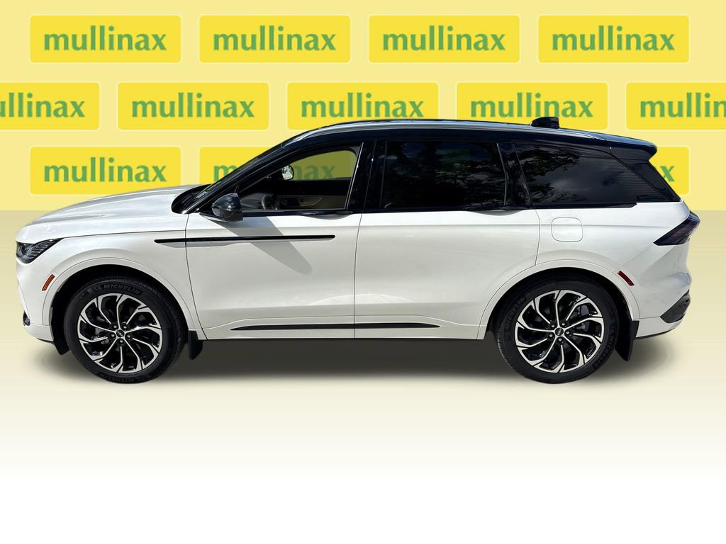 Used 2025 Lincoln Nautilus Reserve AWD/4WD image 12