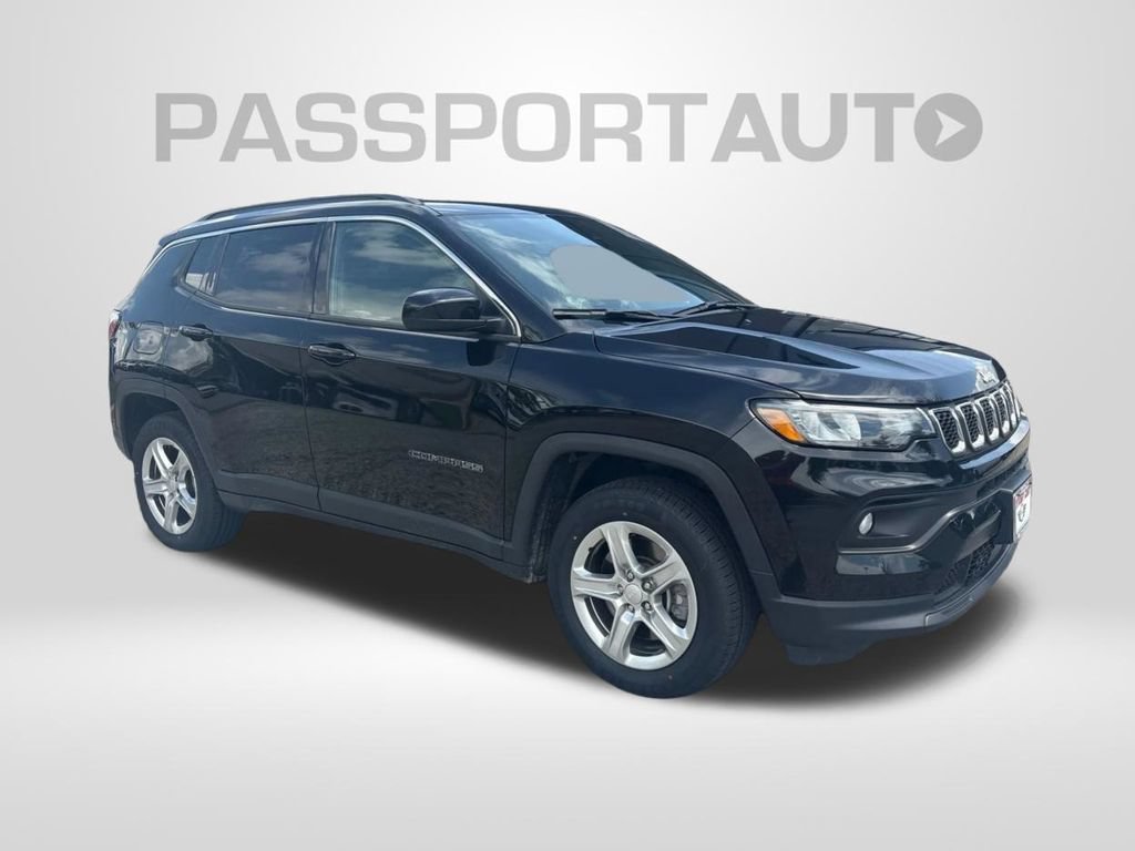 Used 2024 Jeep Compass Latitude AWD/4WD image 3