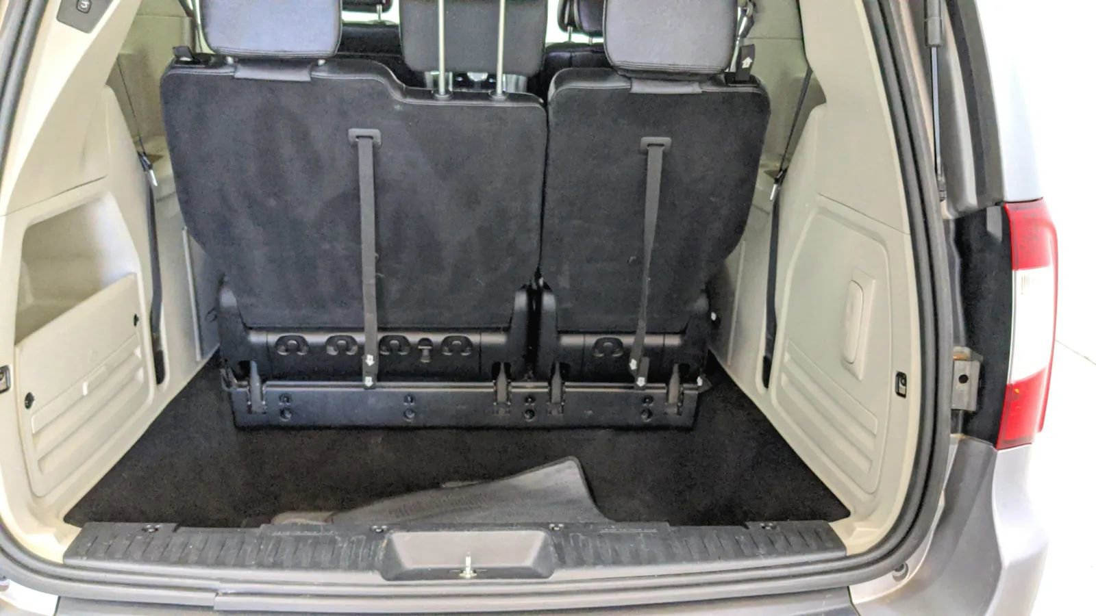 Used 2014 Chrysler Town & Country Touring image 30