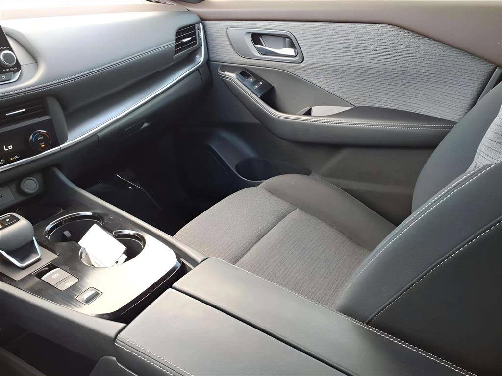 Used 2023 Nissan Rogue SV image 12