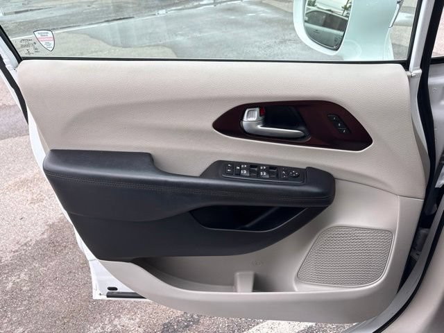 Used 2018 Chrysler Pacifica Limited w/ Tire & Wheel Group FWD image 27