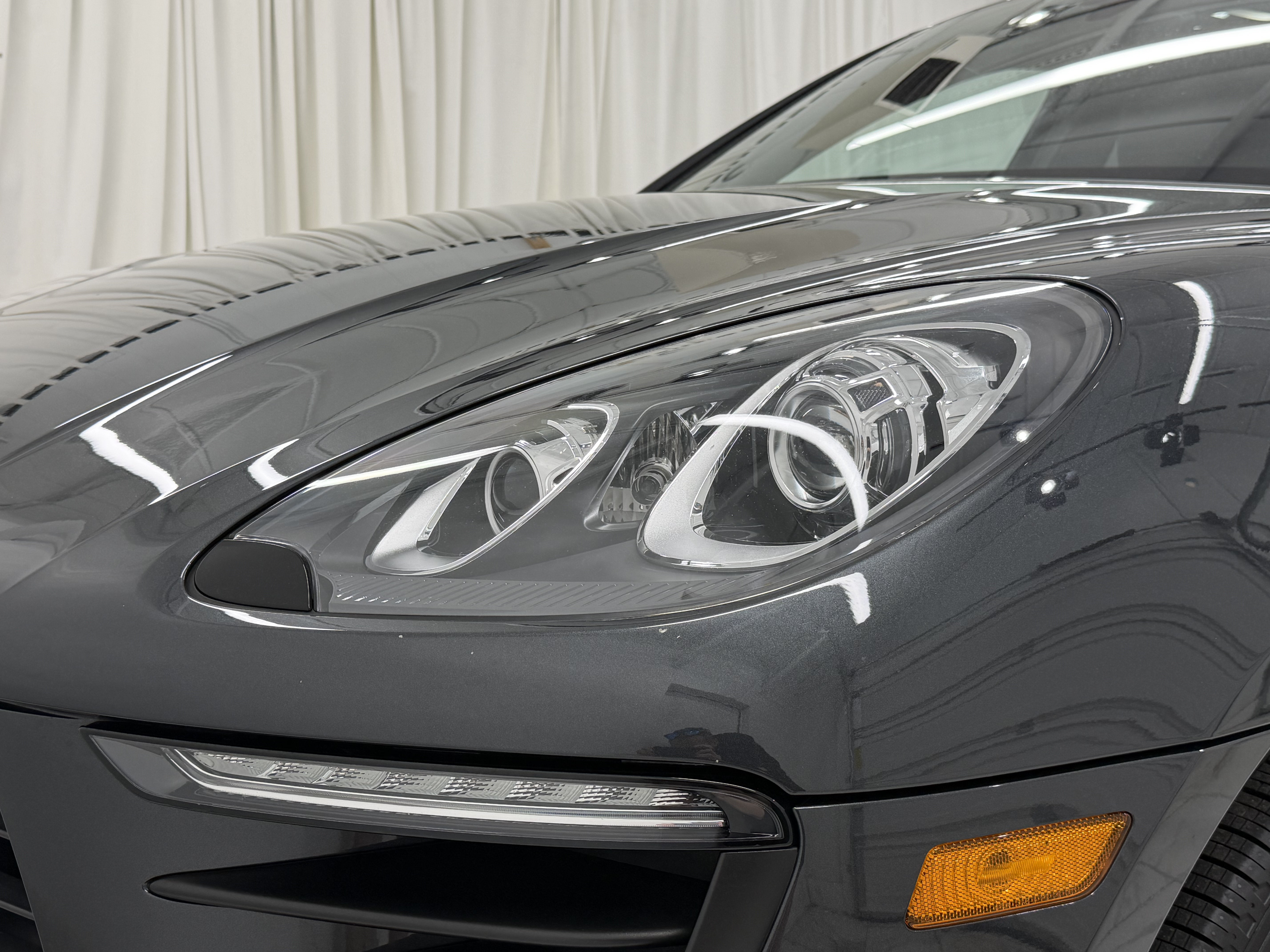 Certified 2018 Porsche Macan AWD/4WD image 17