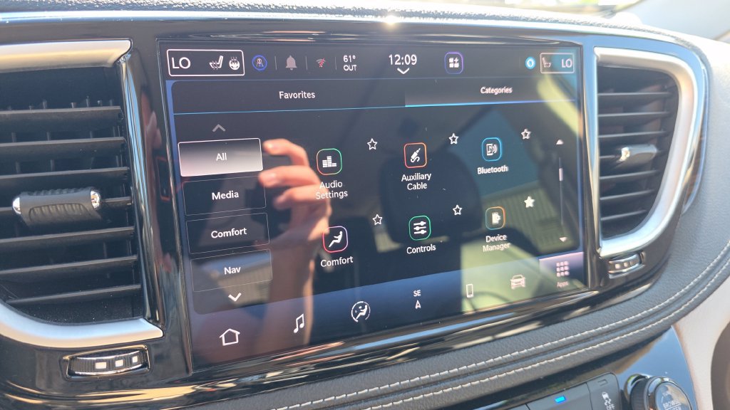 Used 2023 Chrysler Pacifica Limited FWD image 32