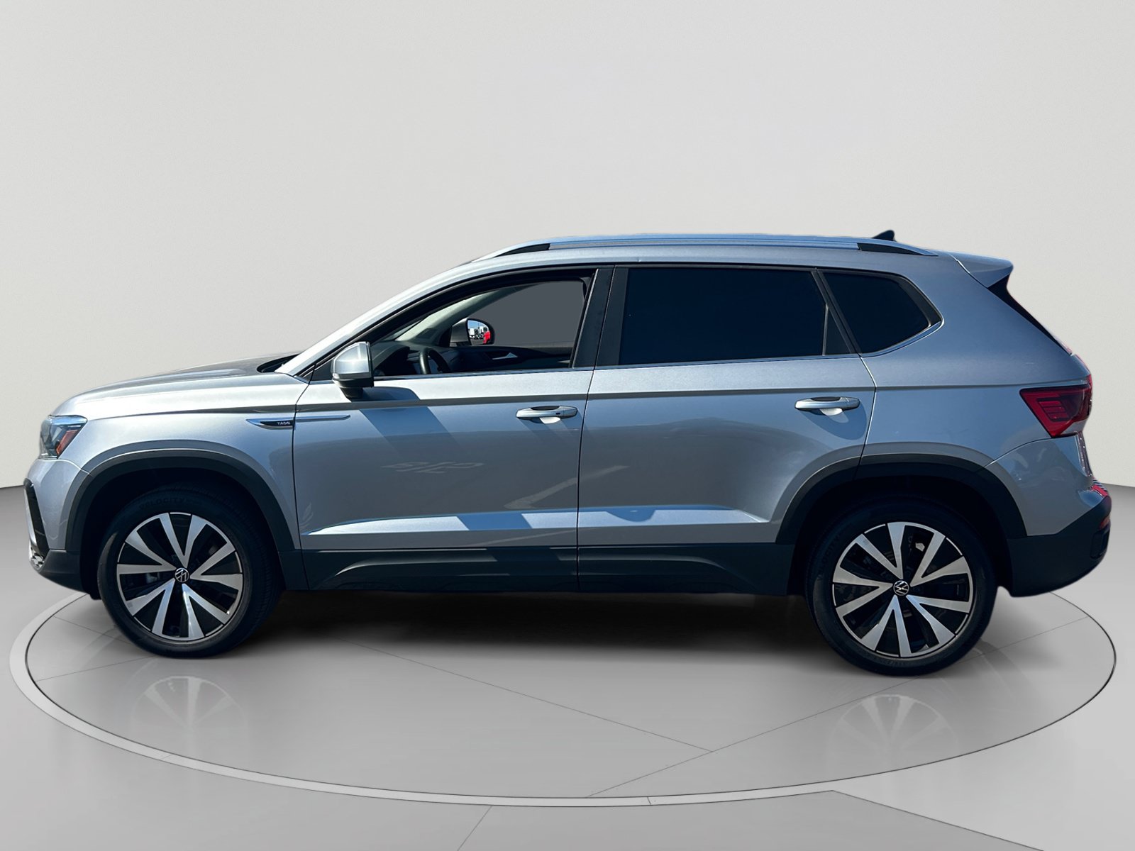 Used 2022 Volkswagen Taos SE FWD image 2