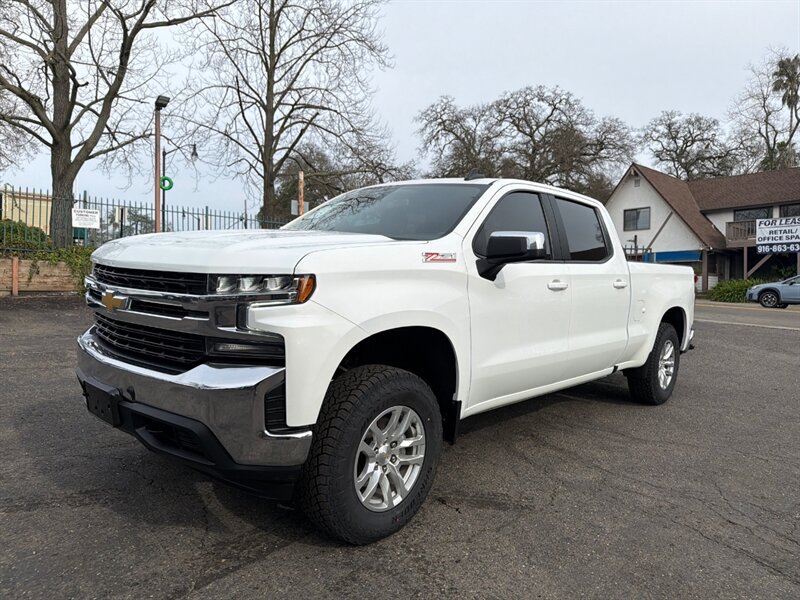 Used 2022 Chevrolet Silverado 1500 LT w/ Z71 Off-Road Package AWD/4WD image 3