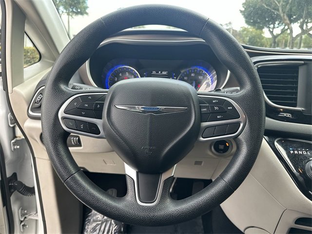 Used 2021 Chrysler Voyager L image 11