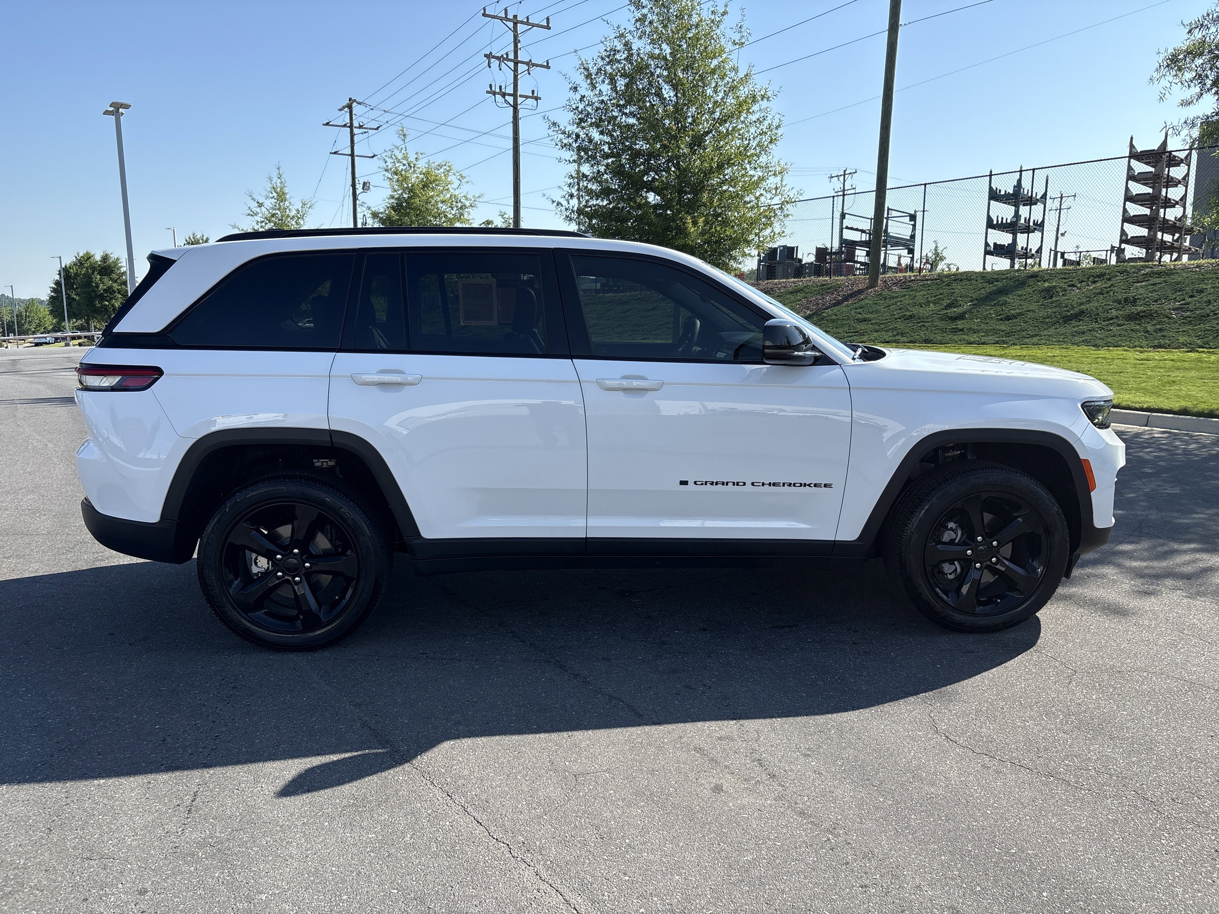 Certified 2024 Jeep Grand Cherokee Altitude RWD image 10