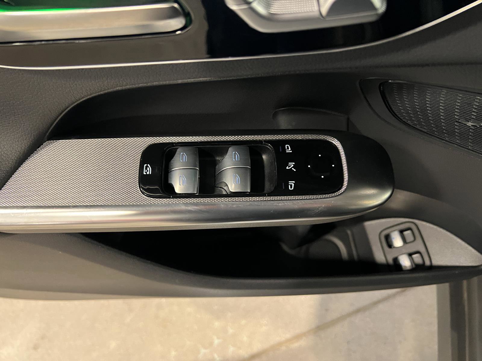 Used 2025 Mercedes-Benz GLC 350e 4MATIC image 26